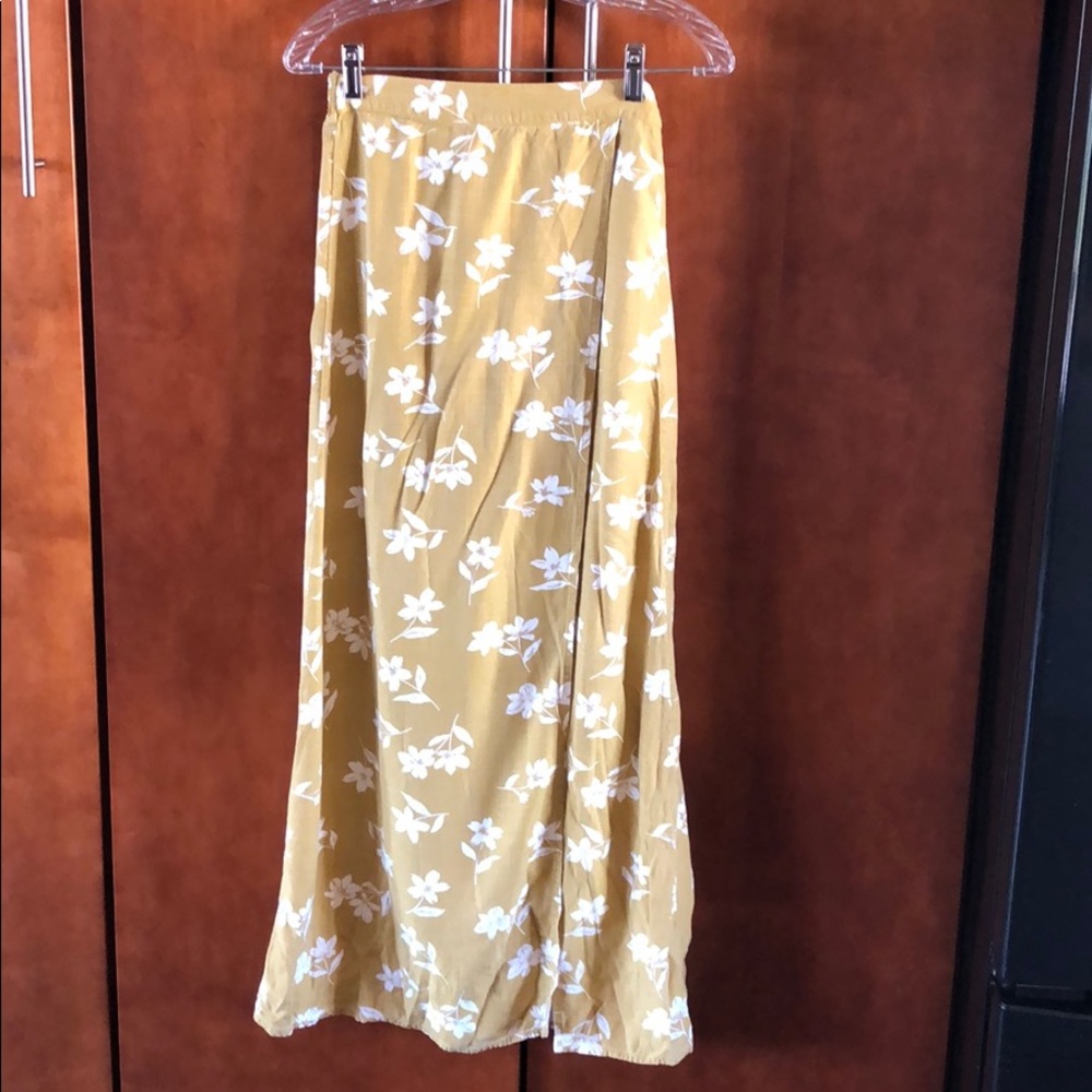 Yellow floral maxi skirt. Size S. Never worn.